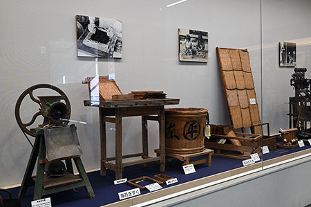 海苔製造用具の展示の様子