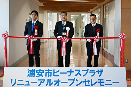 写真：テープカットの様子