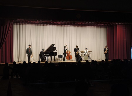 明海大学ジャズオーケストラ部の演奏