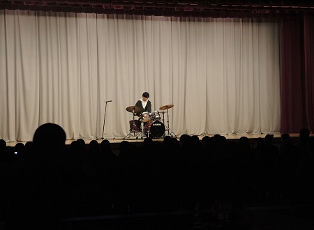 有志生徒のバンドの演奏