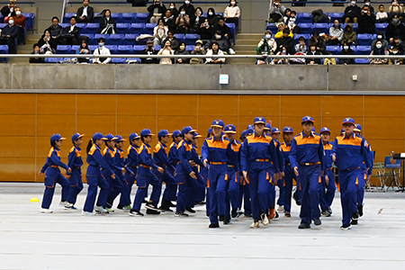 写真3：少年消防団が行進する様子