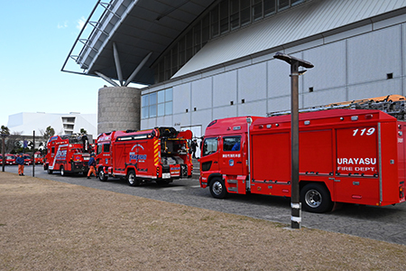 写真5：屋外に展示された消防車両
