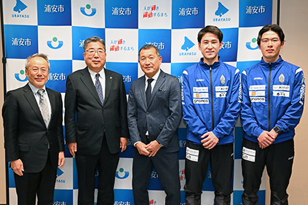 写真：市長、監督、選手、チームの代表の集合写真