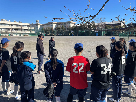 浦安中学校ソフトボール部の活動の様子
