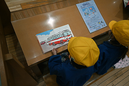 園児が絵本を選んでいる様子