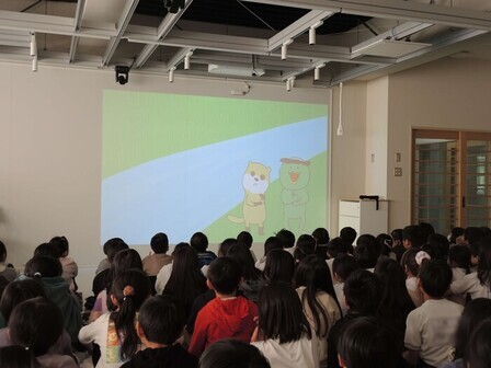 動画絵本の上映の様子