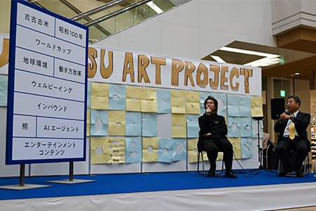 写真：市長と日比野学長のトークの様子