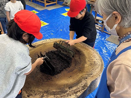 飛行機包丁で生ノリをたたく