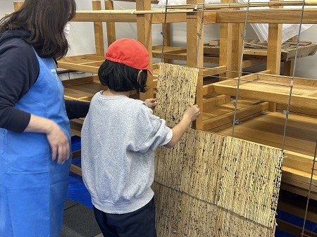 海苔すを鉄枠に干します