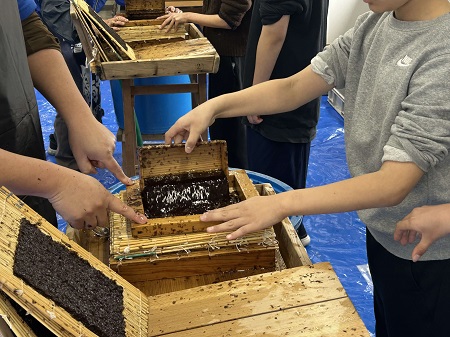 海苔すきを行っている様子