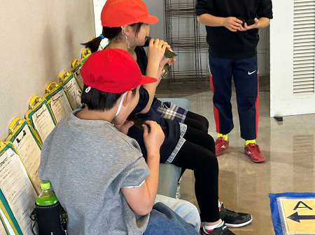 海苔の試食をしています