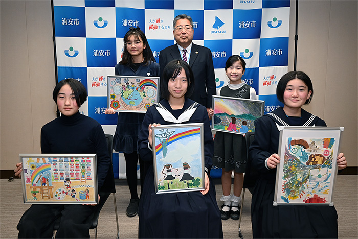 受賞者と市長の記念撮影