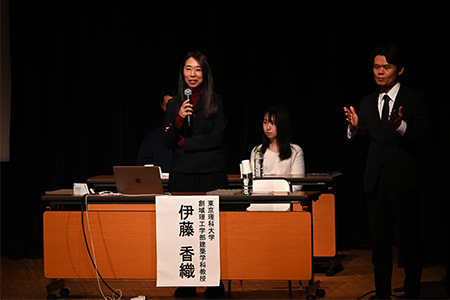 写真：講演する伊藤香織氏