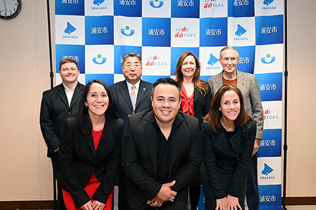 ランナーの皆さんと市長の記念設営