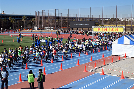 10キロメートルの部スタートの様子の写真