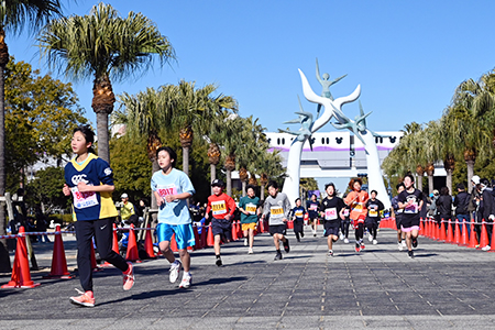 3キロメートル小中学生の部のは走っている様子の写真