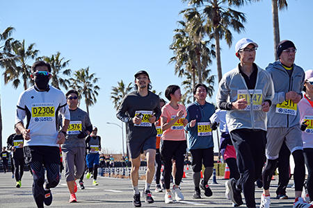 10キロメートルの部の走っている様子の写真