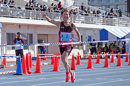 10キロメートルの部のゴールの様子の写真