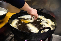 写真:てんぷらを揚げている様子
