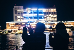 写真:船から見えるお台場のライトアップされたテレビ局