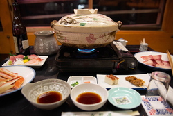 写真:お鍋を中心とした食事