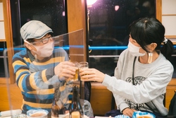 写真:食事を楽しんでいる様子