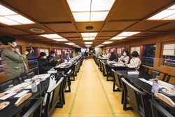 写真:屋形船内の様子