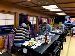 写真:船外を見ている様子