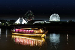 写真:沖に浮かぶ屋形船