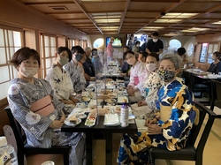 写真:浴衣姿のグループ