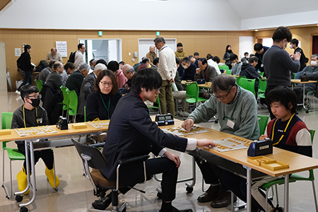写真6：三枚堂さんの指導対局の様子