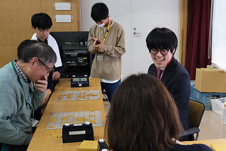 写真7：笑顔でアドバイスをする三枚堂さん