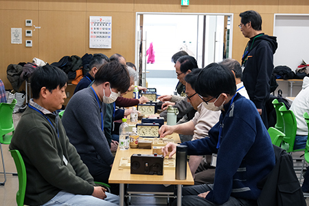 写真2：大人の部の対局の様子
