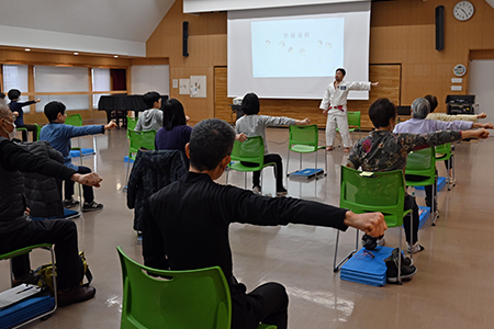 写真:座りながら運動をする様子