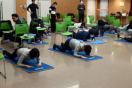 写真:プランクをする様子