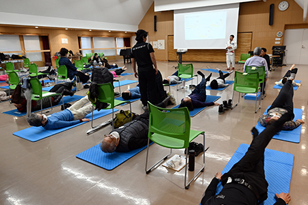 写真:足を上げる運動