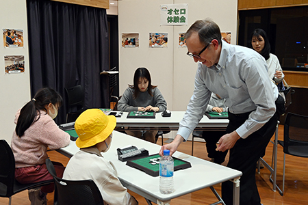 写真:オセロ世界チャンピオンとの対局