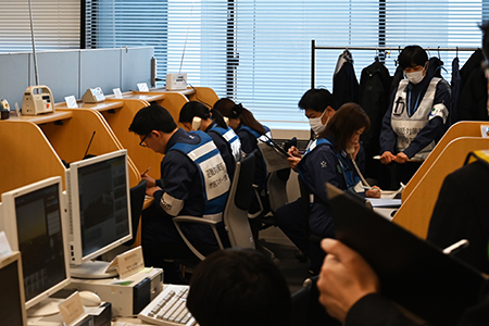 写真：無線による情報共有訓練の様子