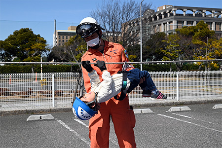ロープ渡過体験の様子