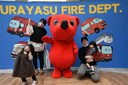 チーバくんと一緒に記念撮影している様子