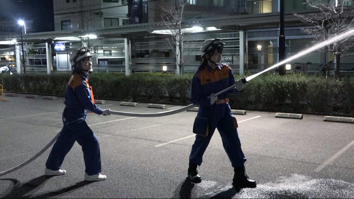 画像：女性消防団員の訓練の様子