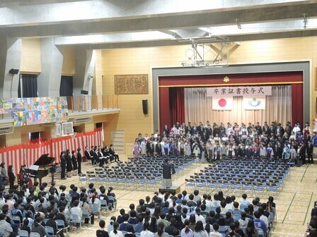 卒業生による合唱の様子