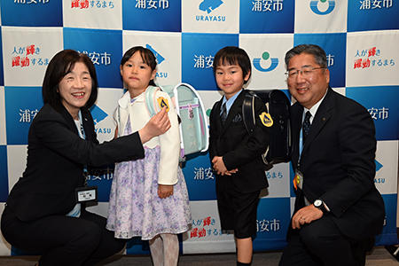 写真：黄色いワッペン贈呈式