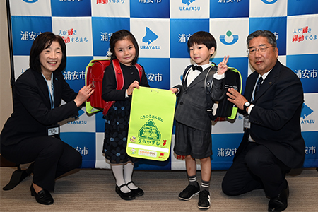 写真：ランドセルカバー贈呈式