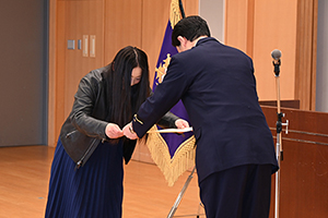 写真：感謝状の贈呈の様子