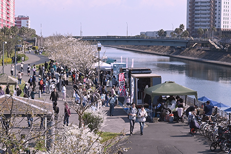 写真：境川と会場全体の様子