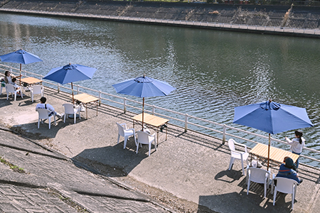 写真:テラス席でのんびり過ごす皆さん