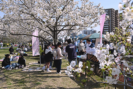 写真：キッチンカーに並ぶ人々