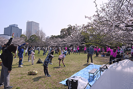 写真：準備体操をする様子