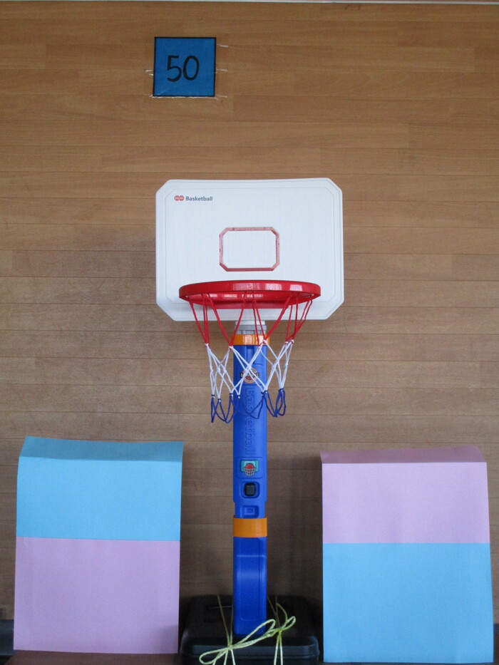 幼児用のバスケットゴールであそびませんか